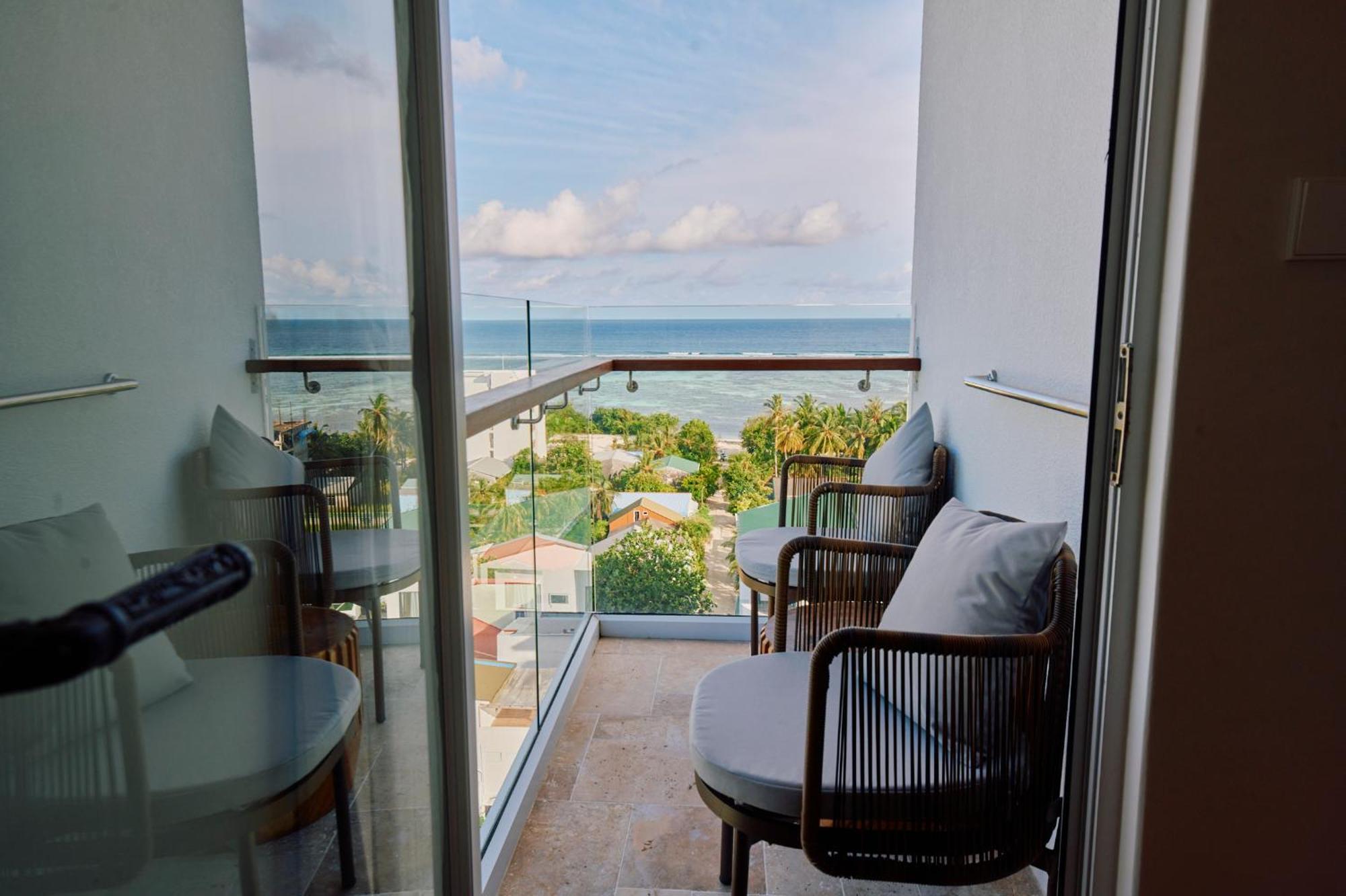 Stone Hotels Dhiffushi Bagian luar foto